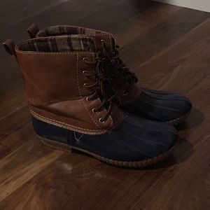 Duck style boots